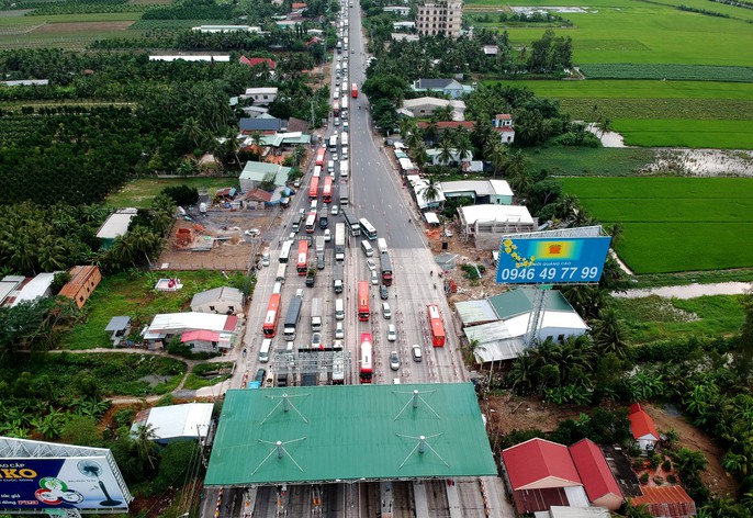 Toàn cảnh trạm thu phí Cai Lậy vỡ trận - Ảnh 1. Toàn cảnh trạm thu phí Cai Lậy vỡ trận - Ảnh 1.