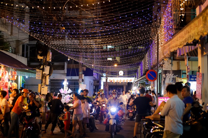 &Ugrave;n &ugrave;n đổ về phố lồng đ&egrave;n Lương Nhữ Học - Ảnh 1.