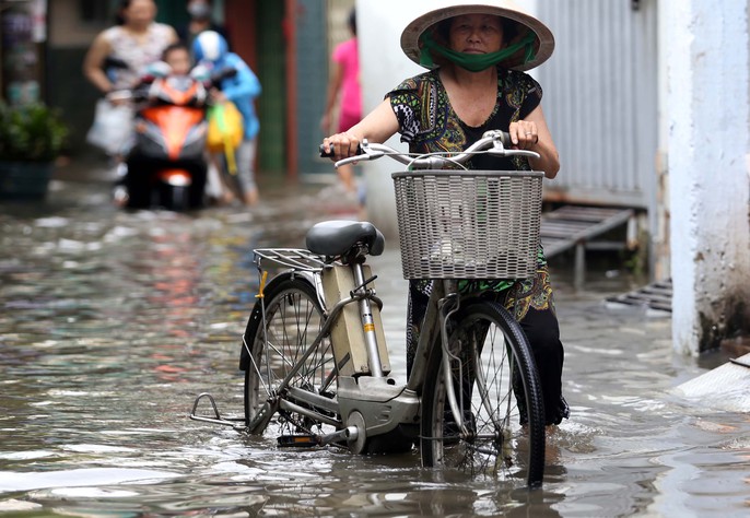 TP HCM mênh mông nước sau cơn mưa lớn - Ảnh 11. TP HCM mênh mông nước sau cơn mưa lớn - Ảnh 11.