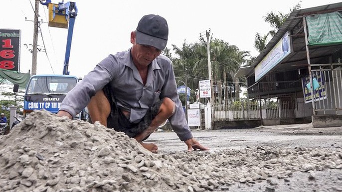 Xem xét khen thưởng “Người đàn ông tật nguyền quái gở” - Ảnh 2. Xem xét khen thưởng “Người đàn ông tật nguyền quái gở” - Ảnh 2.