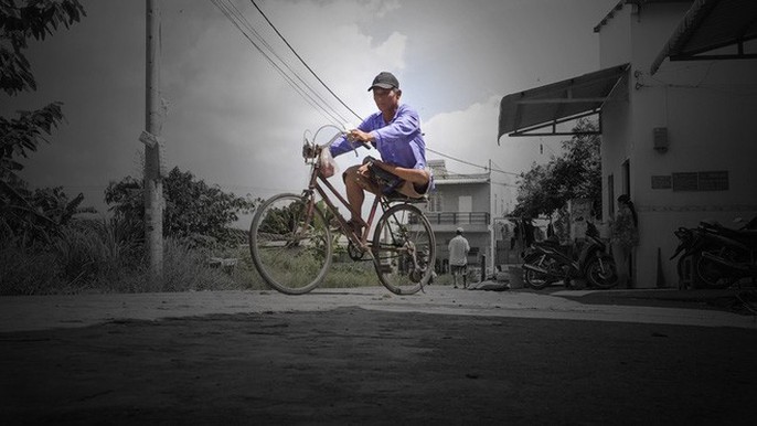 Xem xét khen thưởng “Người đàn ông tật nguyền quái gở” - Ảnh 5. Xem xét khen thưởng “Người đàn ông tật nguyền quái gở” - Ảnh 5.