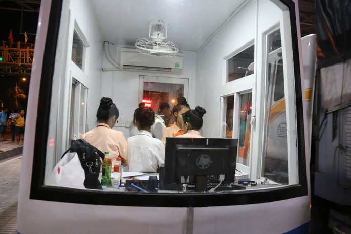 Toàn cảnh trạm thu phí Cai Lậy vỡ trận - Ảnh 10. Toàn cảnh trạm thu phí Cai Lậy vỡ trận - Ảnh 10.