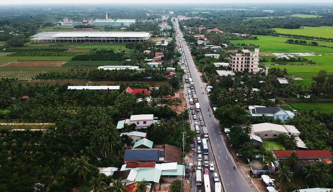 Toàn cảnh trạm thu phí Cai Lậy vỡ trận - Ảnh 3. Toàn cảnh trạm thu phí Cai Lậy vỡ trận - Ảnh 3.