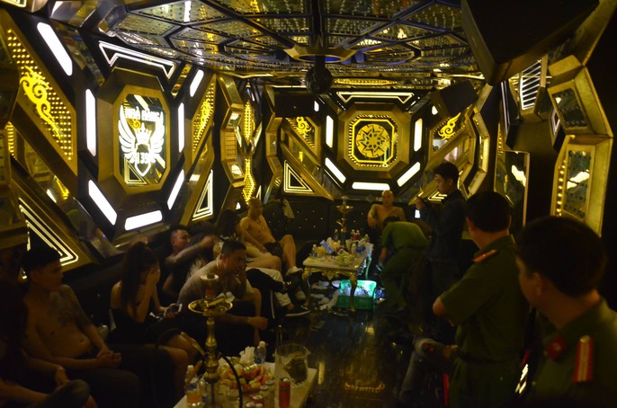 Hơn 100 nam - nữ mở tiệc ma túy trong quán karaoke ở TP HCM - Ảnh 4.