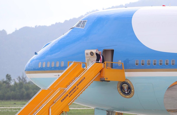 APEC 2017: Tổng thống Mỹ rời Đà Nẵng, bay đến Hà Nội - Ảnh 9. APEC 2017: Tổng thống Mỹ rời Đà Nẵng, bay đến Hà Nội - Ảnh 9.