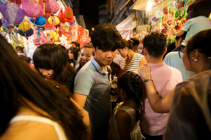 &Ugrave;n &ugrave;n đổ về phố lồng đ&egrave;n Lương Nhữ Học - Ảnh 16.