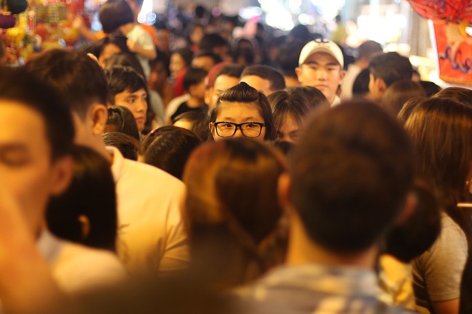 &Ugrave;n &ugrave;n đổ về phố lồng đ&egrave;n Lương Nhữ Học - Ảnh 9.