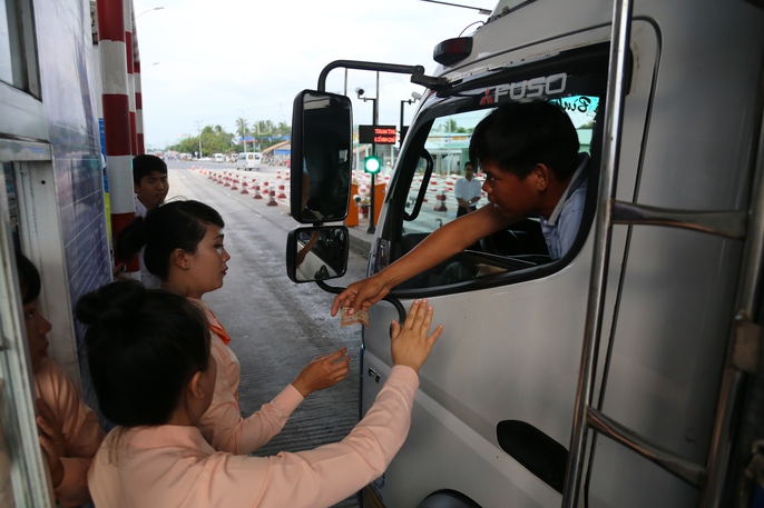 Toàn cảnh trạm thu phí Cai Lậy vỡ trận - Ảnh 4. Toàn cảnh trạm thu phí Cai Lậy vỡ trận - Ảnh 4.