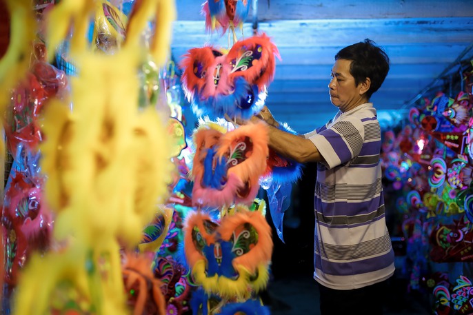 &Ugrave;n &ugrave;n đổ về phố lồng đ&egrave;n Lương Nhữ Học - Ảnh 3.