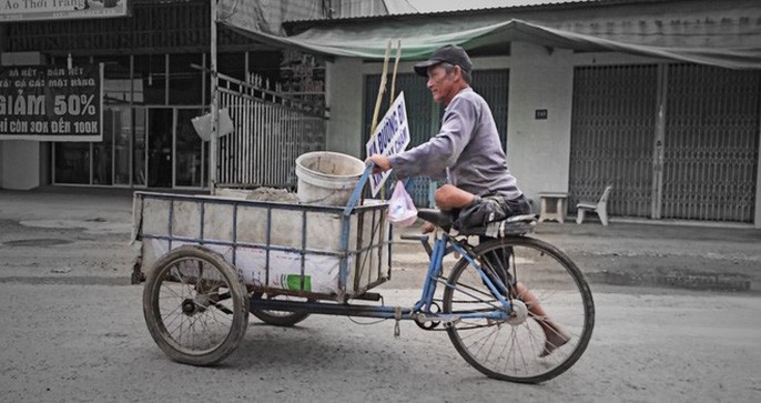 Xem xét khen thưởng “Người đàn ông tật nguyền quái gở” - Ảnh 1. Xem xét khen thưởng “Người đàn ông tật nguyền quái gở” - Ảnh 1.