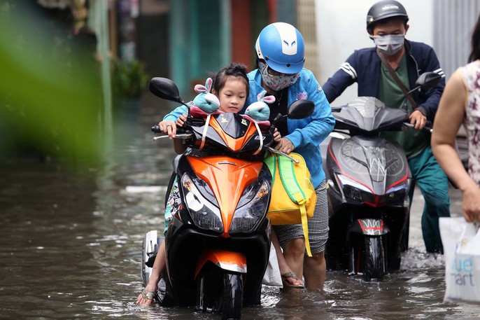 TP HCM mênh mông nước sau cơn mưa lớn - Ảnh 2. TP HCM mênh mông nước sau cơn mưa lớn - Ảnh 2.