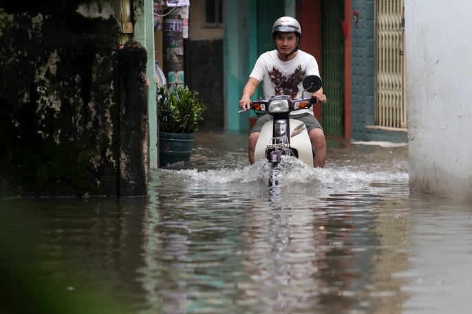 TP HCM mênh mông nước sau cơn mưa lớn - Ảnh 5. TP HCM mênh mông nước sau cơn mưa lớn - Ảnh 5.