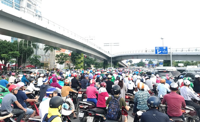 Cửa ngõ sân bay Tân Sơn Nhất hỗn loạn vì sự cố giao thông - Ảnh 6.