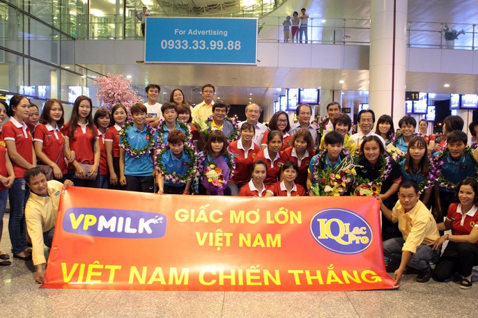 Ngày về rạng ngời của tuyển bóng đá nữ Việt Nam - Ảnh 6.