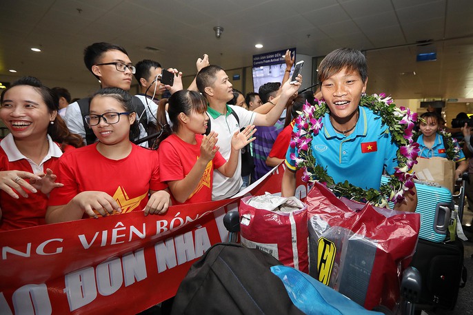 Ngày về rạng ngời của tuyển bóng đá nữ Việt Nam - Ảnh 22.