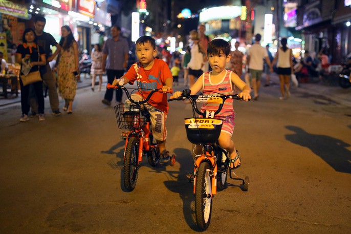 Hàng ngàn du khách đổ về phố đi bộ Bùi Viện trong ngày ra mắt - Ảnh 9. Hàng ngàn du khách đổ về phố đi bộ Bùi Viện trong ngày ra mắt - Ảnh 9.