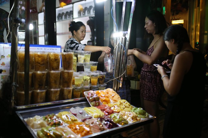 Hàng ngàn du khách đổ về phố đi bộ Bùi Viện trong ngày ra mắt - Ảnh 12. Hàng ngàn du khách đổ về phố đi bộ Bùi Viện trong ngày ra mắt - Ảnh 12.