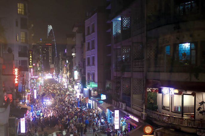 Hàng ngàn du khách đổ về phố đi bộ Bùi Viện trong ngày ra mắt - Ảnh 15. Hàng ngàn du khách đổ về phố đi bộ Bùi Viện trong ngày ra mắt - Ảnh 15.