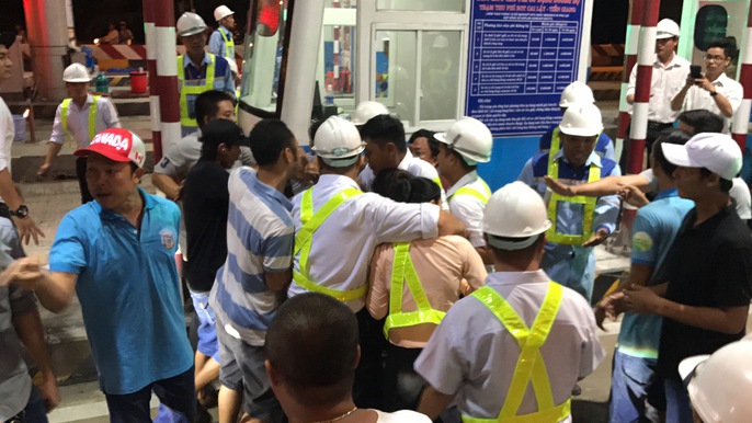 Toàn cảnh trạm thu phí Cai Lậy vỡ trận - Ảnh 9. Toàn cảnh trạm thu phí Cai Lậy vỡ trận - Ảnh 9.