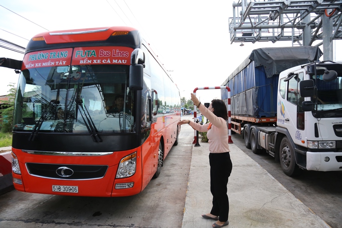 Toàn cảnh trạm thu phí Cai Lậy vỡ trận - Ảnh 7. Toàn cảnh trạm thu phí Cai Lậy vỡ trận - Ảnh 7.