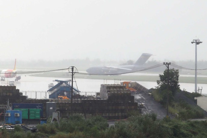 Siêu vận tải C-17 của Tổng thống Donald Trump đáp xuống Đà Nẵng - Ảnh 4.