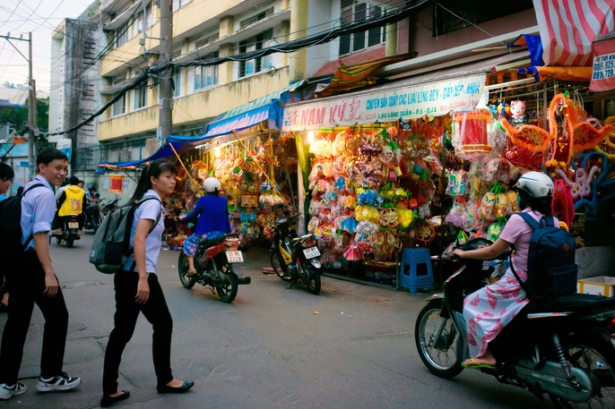 Làng lồng đèn giấy kiếng hồi sinh giữa Sài Gòn - Ảnh 14.