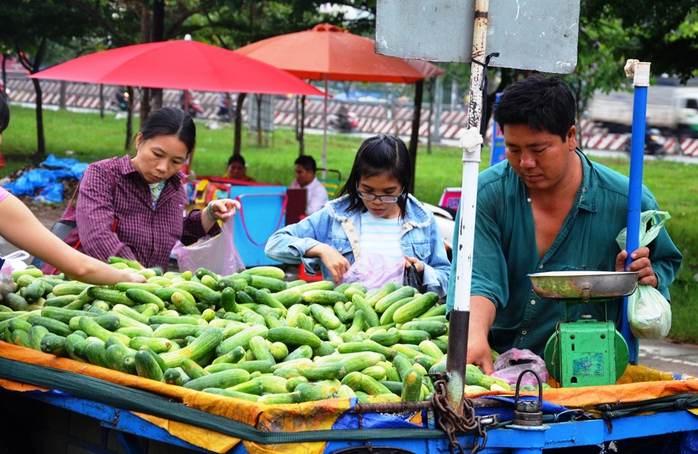 Gánh nặng chồng gánh nặng... - Ảnh 1.