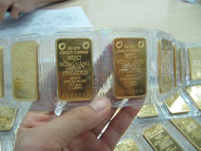 Tăng mạnh cuối tuần, giá vàng SJC hướng đến mức 49 triệu đồng - Ảnh 1.