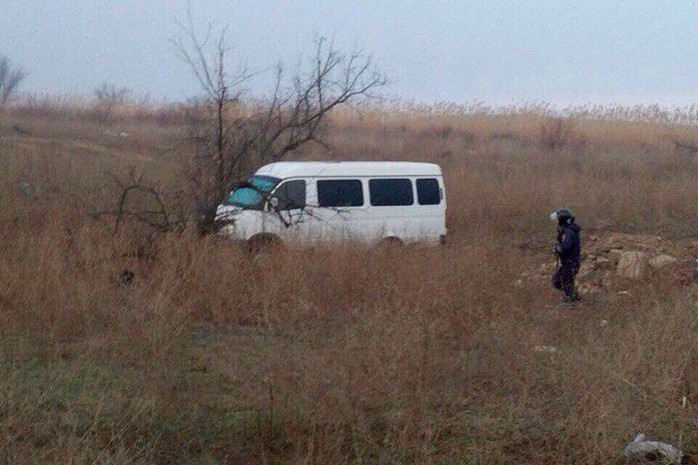 Chiếc xe của các nghi phạm được tìm thấy trên một cánh đồng. Ảnh: CRIME RUSSIA