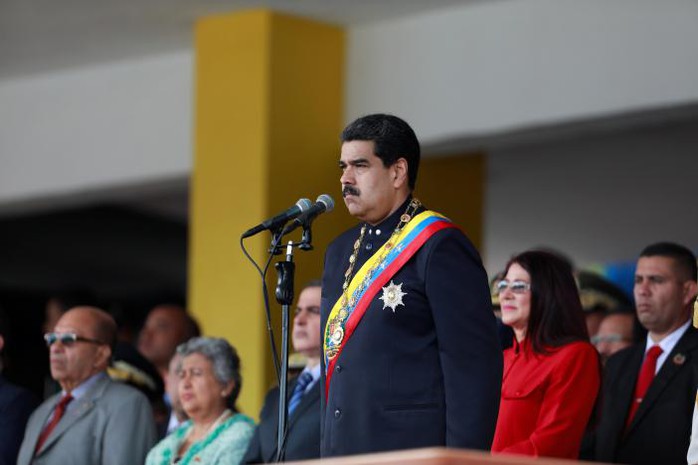 Venezuela: Người ủng hộ tổng thống xông vào quốc hội, đánh nghị sĩ - Ảnh 2.
