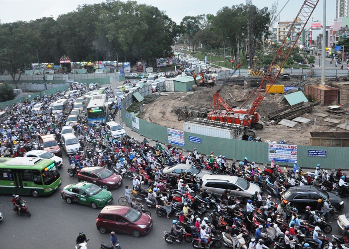 
Khu vực này đang thi công cầu vượt thép. Các “lô cốt” mọc lên khiến lòng đường bị thu hẹp. Do lượng xe dồn đến quá đông, khu vực này bị kẹt cứng trong giờ cao điểm chiều 31-3
