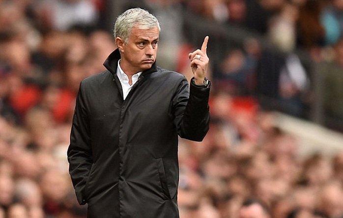 Mourinho: M.U sẽ chơi với 1 hậu vệ ở trận gặp Liverpool! - Ảnh 1.