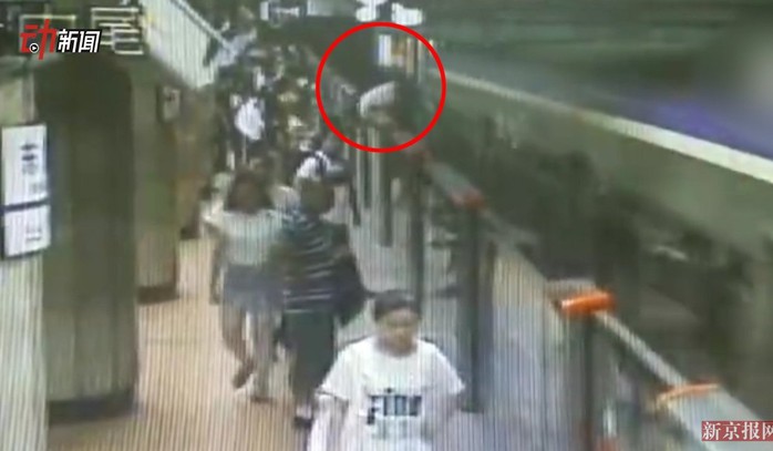 Hàng trăm người đẩy nghiêng tàu điện ngầm, cứu nạn nhân mắc kẹt - Ảnh 1.