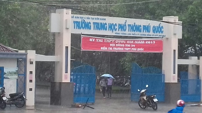 Hàng trăm TS ở đảo Phú Quốc đội mưa đi thi - Ảnh 1.