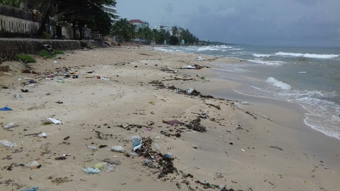 Phú Quốc: Mưa to, rác tràn ngập bãi biển Dinh Cậu - Ảnh 2.