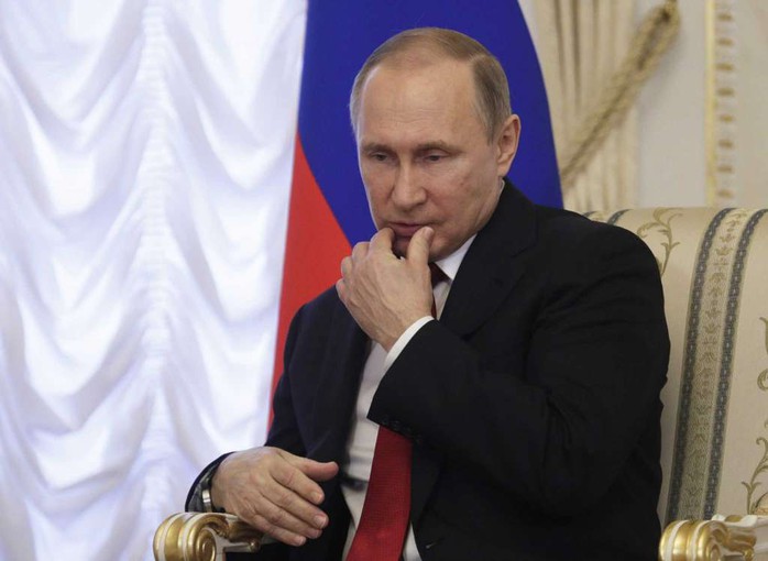 Ông Putin tỏ ra đăm chiêu trong cuộc họp. Ông đã gửi lời chia buồn và cam kết mở cuộc điều tra các vụ nổ ở ga tàu điện ngầm. Ảnh: AP