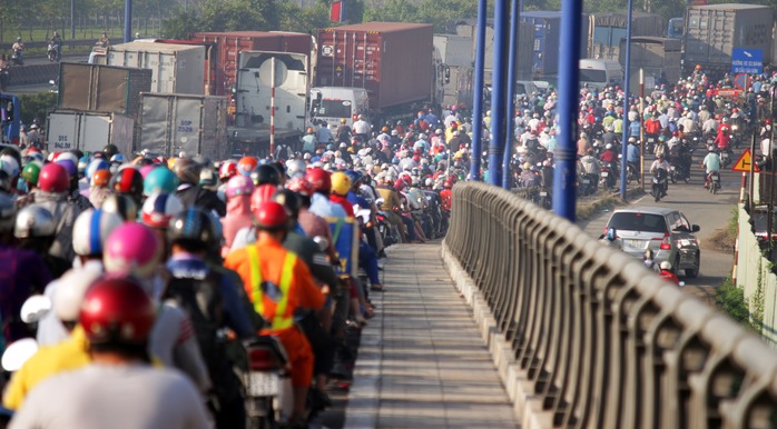 Sáng 4-4, một vụ kẹt xe nghiêm trọng xảy ra trên khu vực xa lộ Hà Nội, đoạn cầu Rạch Chiếc (giao giữa khu vực quận 9 và quận 2) khiến hàng ngàn người mắc kẹt dẫn đến trễ học, trễ làm.