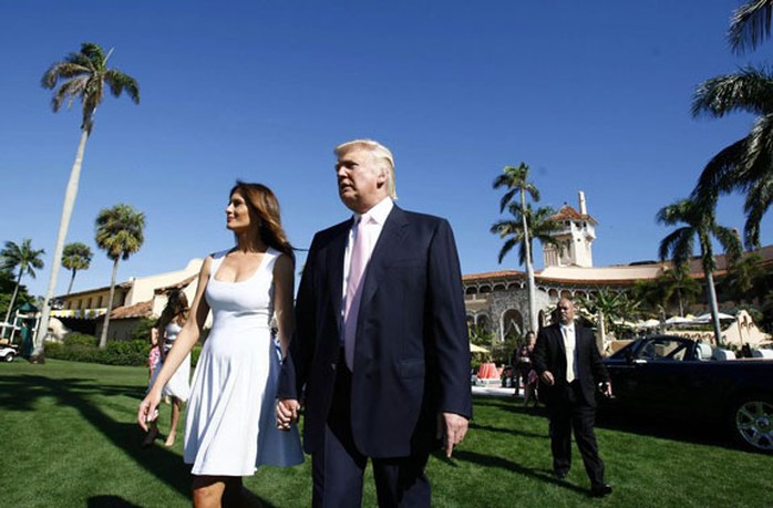 
Tổng thống Donald Trump và phu nhân tại khu nghỉ dưỡng Mar-a-Lago. Ảnh: THE REAL DEAL
