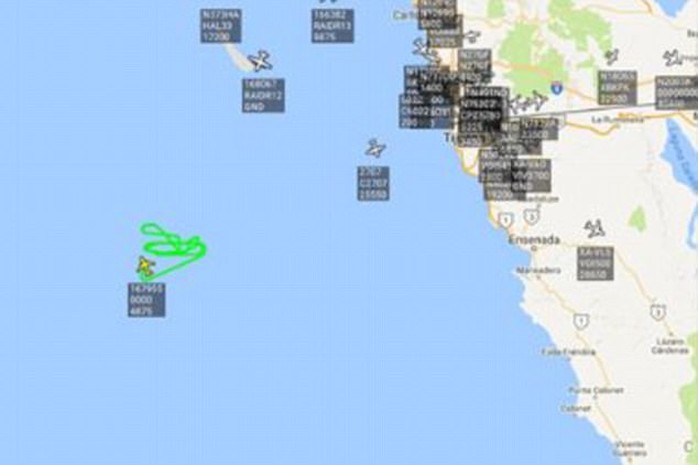 
Máy bay quân sự Mỹ quần thảo ngoài khơi bang California. Ảnh: DAILY MAIL
