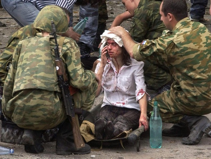 Con tin được giải cứu hôm 1-9-2004 tại Beslan. Ảnh: EPA