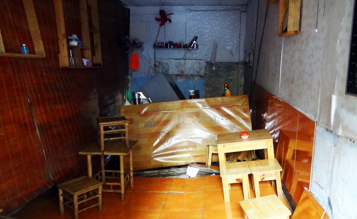 
Nền quán cà phê bị sụt lún kéo theo nhiều đồ đạc đổ sập
