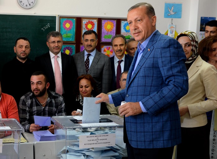 Tổng thống Erdogan bỏ phiếu hôm 16-4. Ảnh: HURRIYET DAILY NEWS