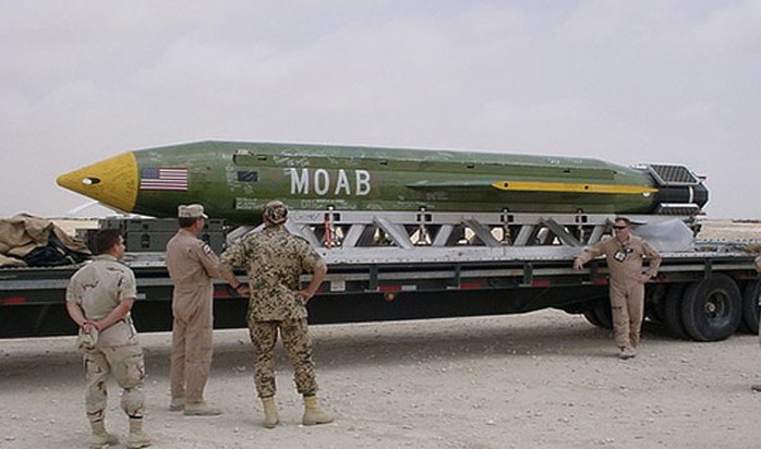 Massive Ordnance Air Blast (MOAB – còn gọi là “Mẹ của các loại bom”) của quân đội Mỹ. Ảnh: PINTEREST