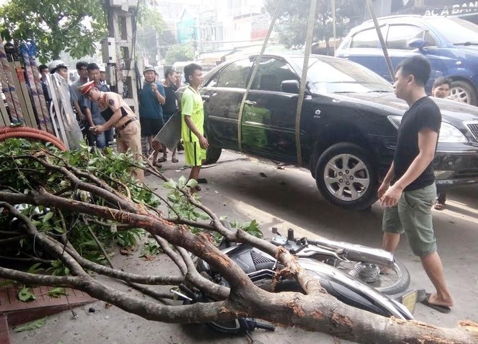 
Nhờ có cây xanh và người dân nhanh chóng nâng ô tô nên cô gái đã được cứu sống
