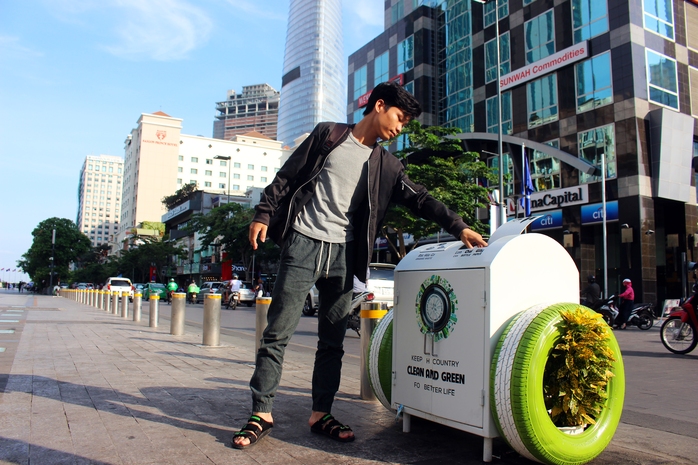 
Thùng rác thông minh, thân thiện với môi trường được lắp đặt tại phố đi bộ Nguyễn Huệ.

