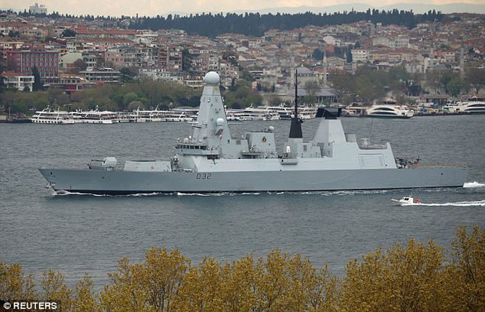 Tàu HMS Daring được nhìn thấy ở TP Istanbul – Thổ Nhĩ Kỳ sau khi đi qua eo biển Bosphorus tới bờ biển nước Nga. Ảnh: REUTERS