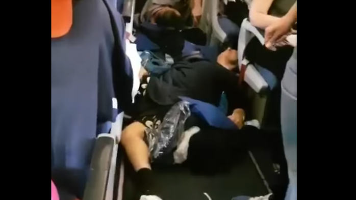 
Hành khách bị thương sau khi máy bay gặp vùng nhiễu động. Ảnh: CHANNEL NEWS ASIA
