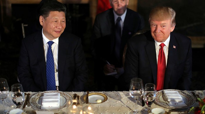 Ông Trump (phải) ăn tối cùng ông Tập hôm 6-4. Ảnh: REUTERS
