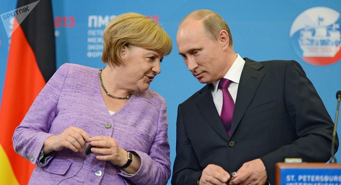 Ông Putin (phải) hội đàm với bà Merkel hôm 2-5. Ảnh: SPUTNIK