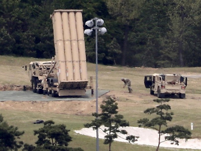 Quân đội Mỹ - Hàn chuyển các bộ phận tên lửa vào vị trí lắp ráp ở quận Seongju. Ảnh: AP